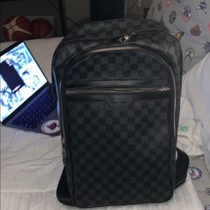 Lo LOUIS VUITTON Damier Graphite Michael Backpack